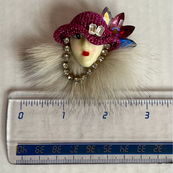 Vintage art deco porcelain and mink woman in pink hat brooch pin - Picture 2 of 13